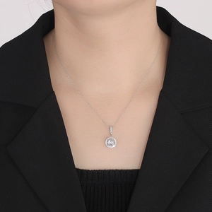 Halskette aus 925er Sterlingsilber mit Soulmate-Anhänger und rundem Diamant am Modell