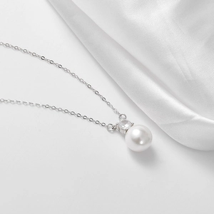 Elegante collana in argento S925 con perla bianca rotonda e ciondolo in zircone micro-intarsiato