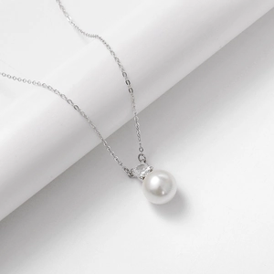 Elegante collana in argento S925 con perla d'acqua dolce tonda e pendente in zircone lucido