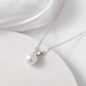 Elegante collana in argento sterling S925 con perla d'acqua dolce tonda e ciondolo in zircone