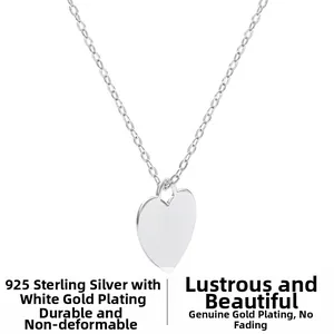 Vue détaillée du collier coeur en argent sterling 925 avec placage en or blanc poli