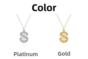 Détail des pendentifs signe dollar en argent et or avec cristaux pavés étincelants