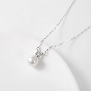 Elegante collana in argento S925 con perla d'acqua dolce rotonda e pendente in zircone