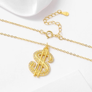 Détail du pendentif signe dollar doré serti de diamants et poinçonné en argent S925