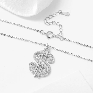 Vue macro du pendentif dollar en argent S925 avec zircons blancs et chaîne réglable en O