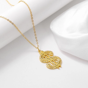 Vue macro d'un pendentif signe dollar doré orné de zircons blancs étincelants