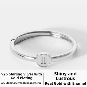 Dettaglio dell'anello in argento sterling 925 placcato oro con design geometrico tondo