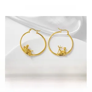 Détail de créoles en argent 925 doré avec petites figurines ange et démon