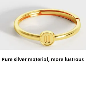 Vista dettagliata dell'anello in argento sterling S925 con finitura dorata e pausa