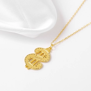 Gros plan du pendentif dollar en argent S925 plaqué or avec poinçon S925 Italy