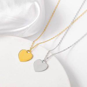 Détail des pendentifs cœur en argent 925 avec finitions dorée et argentée polies