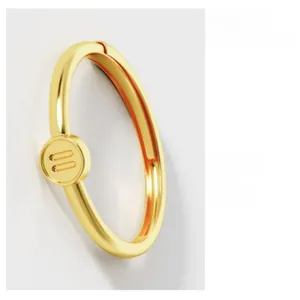 Dettaglio dell'anello in argento sterling S925 dorato con design a linee parallele