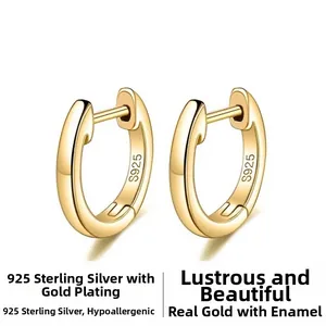 Gros plan de boucles d'oreilles créoles en argent 925 doré avec poinçon gravé S925