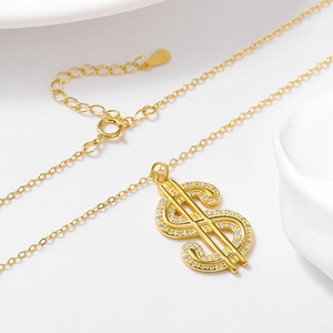 Vue détaillée du poinçon S925 sur le collier pendentif signe dollar en argent doré