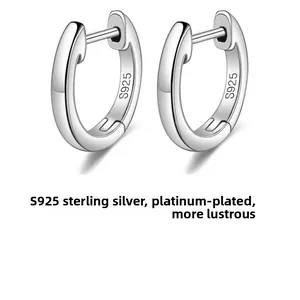 Gros plan d'une boucle d'oreille en argent 925 avec poinçon S925 et placage platine