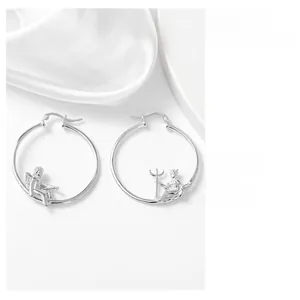 Détail de créoles en argent S925 asymétriques avec figurines d'ange et de démon