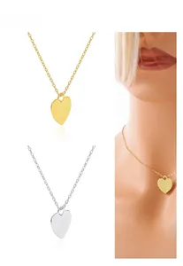 Collier avec pendentif cœur en argent 925 présenté en finitions or et argent sur un modèle