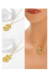 Détails du pendentif signe dollar doré avec incrustations de zircons et vue portée sur mannequin