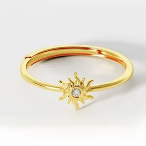 Gros plan sur la bague soleil en argent 925 doré avec pierre de zircon scintillante