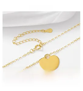 Gros plan détaillé d'un collier pendentif cœur doré en argent sterling S925 avec chaîne réglable