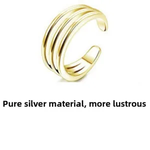 Détail de la bague d'orteil à trois couches ondulées en argent sterling doré