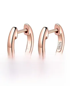 Vue détaillée des créoles polies en argent sterling S925 avec finition en or rose
