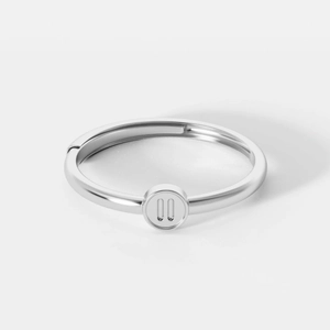 Bracciale rigido minimalista in argento sterling S925 con simbolo pausa su sfondo bianco