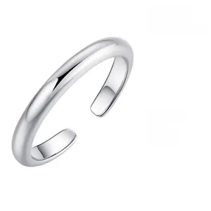 Gros plan d'une bague de pied en argent sterling S925 avec finition polie miroir