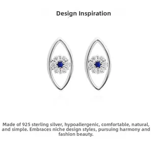Détail macro de boucles d'oreilles œil maléfique en argent 925 avec pierre bleue et diamants