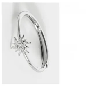 Vue latérale macro d'une bague tournesol en argent avec un zircon central brillant