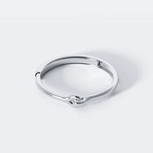 Polished S925 sterling silver open knot ring featuring a minimalist interlocking design