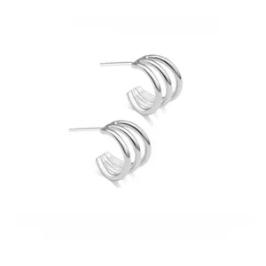 Gros plan des boucles d'oreilles géométriques en argent 925 avec finition hypoallergénique