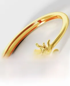 Détail de la bague tournesol en argent S925 plaqué or ornée d'un zircon central