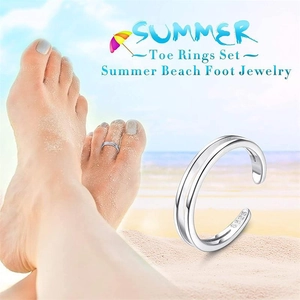 Détail de la bague d'orteil réglable en argent 925 montrant le poinçon et le design ouvert