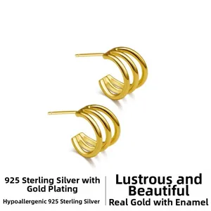 Détail de boucles d'oreilles clous géométriques triple anneau en argent S925 doré
