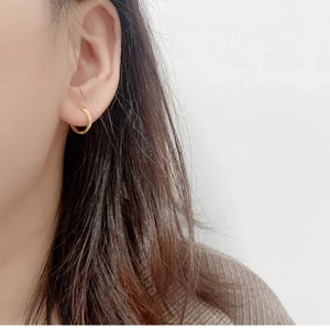 Minimalist 925 sterling silver gold plated hoop earrings worn by a model for daily style