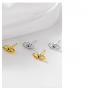 Vue détaillée des boucles d'oreilles œil porte-bonheur en argent 925 et cristaux