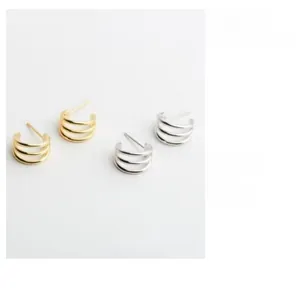 Gros plan de boucles d'oreilles C en argent sterling S925 à trois lignes en or et argent