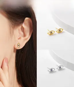 Détails des boucles d'oreilles œil protecteur en argent S925 et cristaux bleus