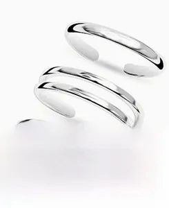 Gros plan de bagues ajustables minimalistes en argent sterling S925 avec fini poli miroir