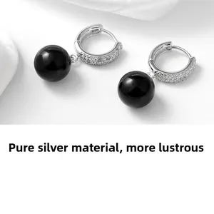 Vue détaillée des boucles d'oreilles en argent S925 avec zircons et perles noires