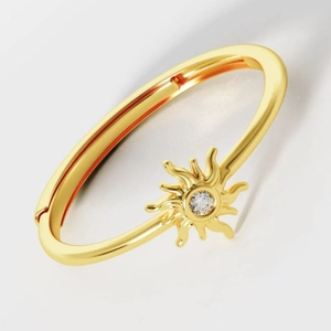Bague fleur de soleil dorée avec pierre en zircone au design minimaliste ouvert