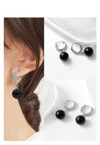 Détails de boucles d'oreilles en argent avec perles d'agate noire et pavé de zircones