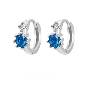 Détail de boucles d'oreilles planète en argent S925 avec pierre bleue et zircon