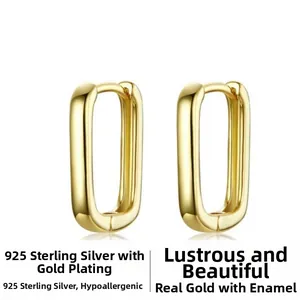 Détail de boucles d'oreilles en argent 925 en forme de U avec plaquage or 18k hypoallergénique