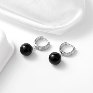 Boucles d'oreilles élégantes en argent S925 avec zircon et perles d'onyx noires polies