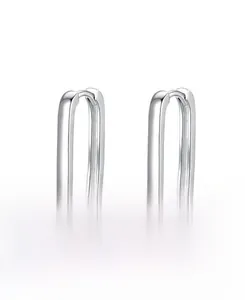 Détail macro de boucles d'oreilles créoles géométriques en argent 925 poli et brillant