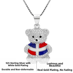 Vue détaillée du pendentif ours en argent 925 avec cristaux et émail du drapeau dominicain