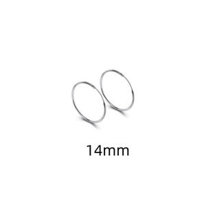 Detalle de los aros minimalistas de plata de ley de 14mm con un acabado pulido