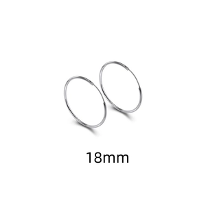 Vista detallada de los aros de plata de ley de 18 mm con un acabado pulido fino